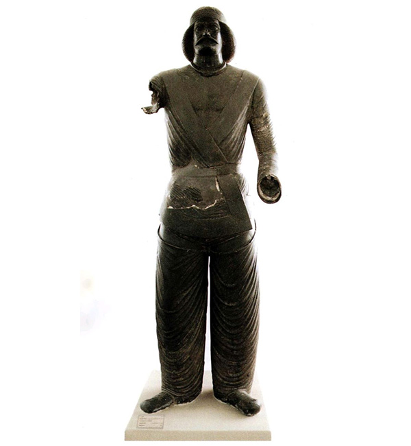 مجسمه سورنا 