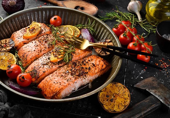 ماهی سالمون گریل‌شده با سبزیجات